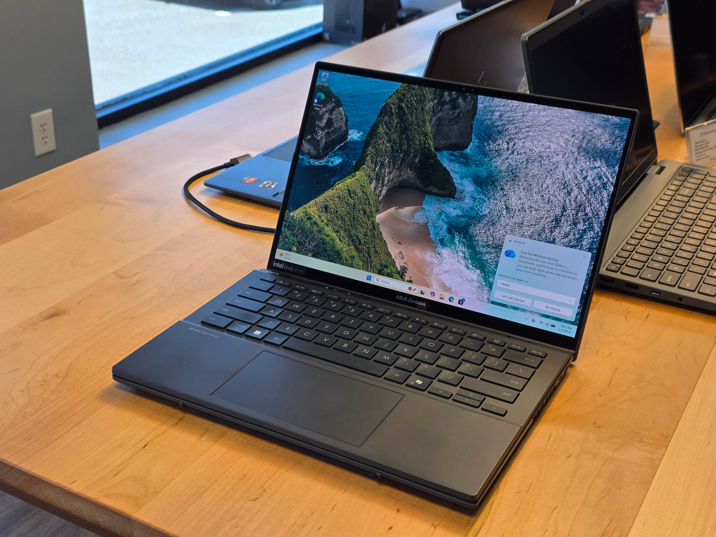 14" ASUS ZenBook Duo UX8406C